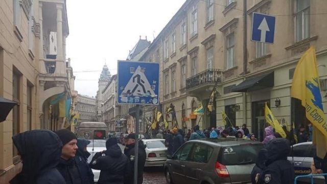 Центр Львова перекрыли евробляхеры