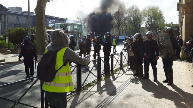 Во Франции на протестах желтых жилетов арестовали более 100 человек