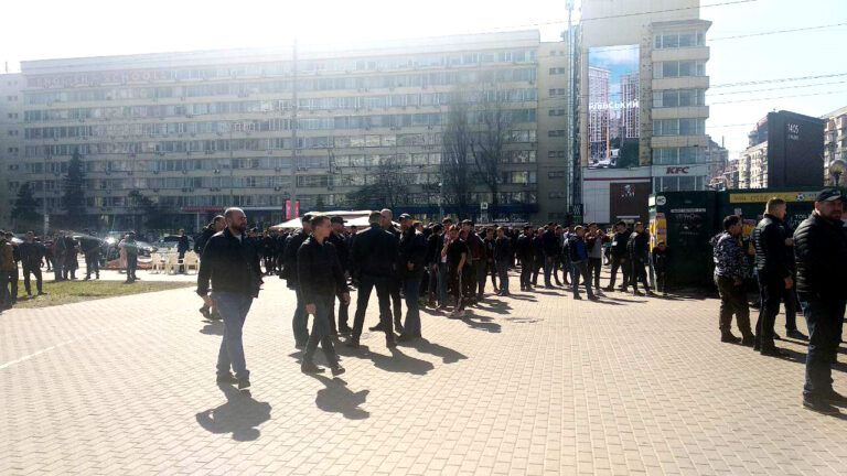 Под ЦИК собрались десятки молодых людей — причина