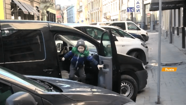 Як автокрісло врятує при ДТП дитину