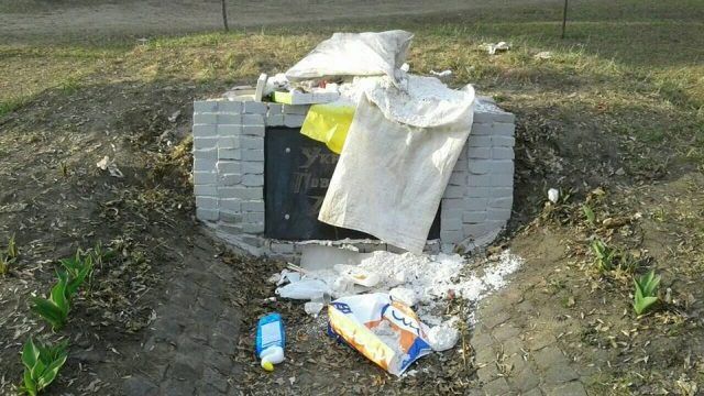 В Харькове забросали мусором памятник воинам УПА