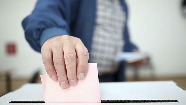 Выборы в Украине: почему низкая явка за границей и кто голосовал в первом туре