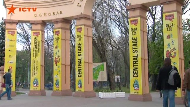 Арт-потяг і танцюючі будівельні крани: ГогольФест у Маріуполі