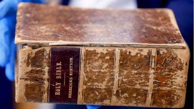 В Нидерландах нашли украденную 400-летнюю американскую Библию