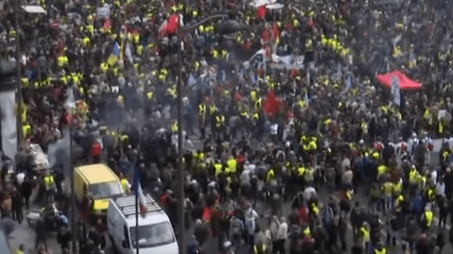 Бросали камни и петарды: в Париже столкновения между митингующими и полицией