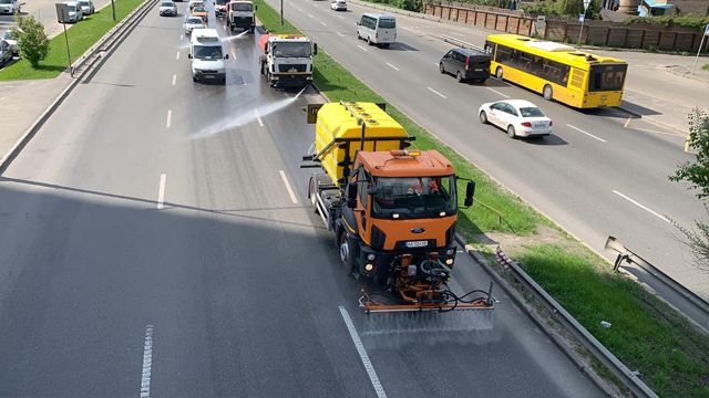 У Києві почали мити дороги з милом