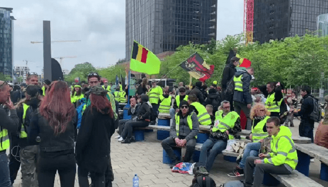 В полицию полетели петарды: в Брюсселе в день выборов в Европарламент проходят митинги