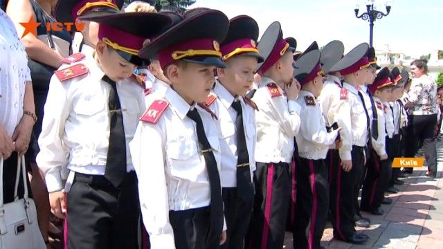 Погоны не давят: первый выпуск школьников-кадетов в Киеве