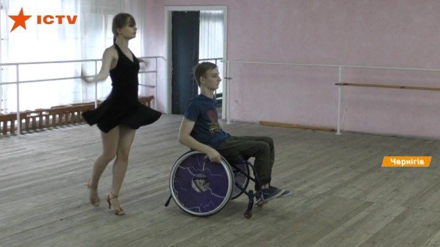 Скандал у чернігівській школі: школяру з інвалідністю заборонили танцювати на випускному