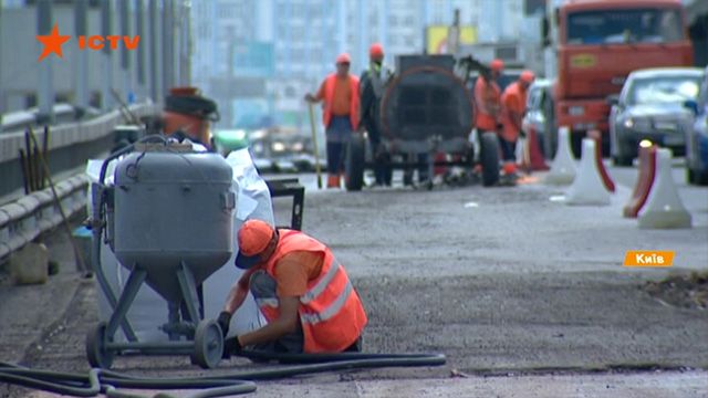 У водіїв здають нерви: коли закінчиться ремонт Південного мосту у Києві