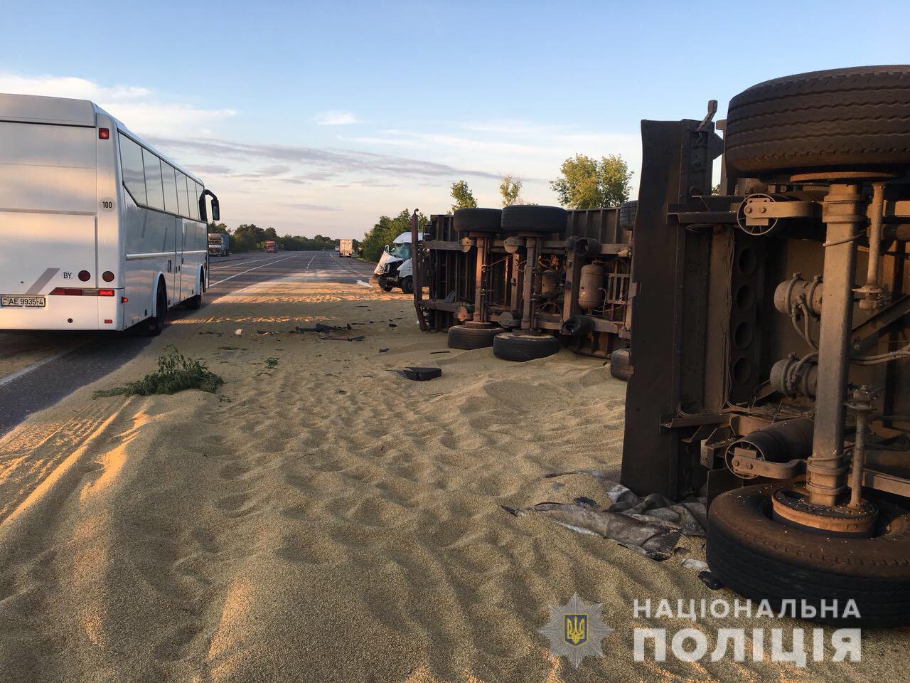 Лобове зіткнення двох зерновозів на трасі Київ-Одеса Лобове зіткнення двох зерновозів на трасі Київ-Одеса