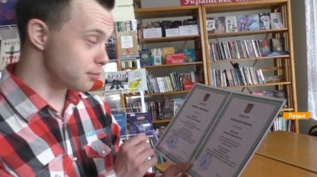 Впервые в Украине человек с синдромом Дауна получил высшее образование — история Богдана Кравчука