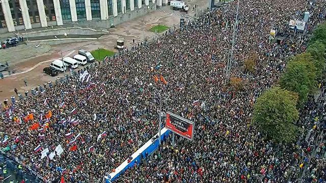 Митинг в Москве: продолжаются задержания людей, вышедших на согласованный митинги