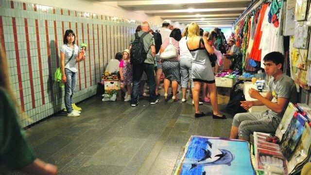 Без документів та дозволів: чому у Києві процвітає стихійна торгівля