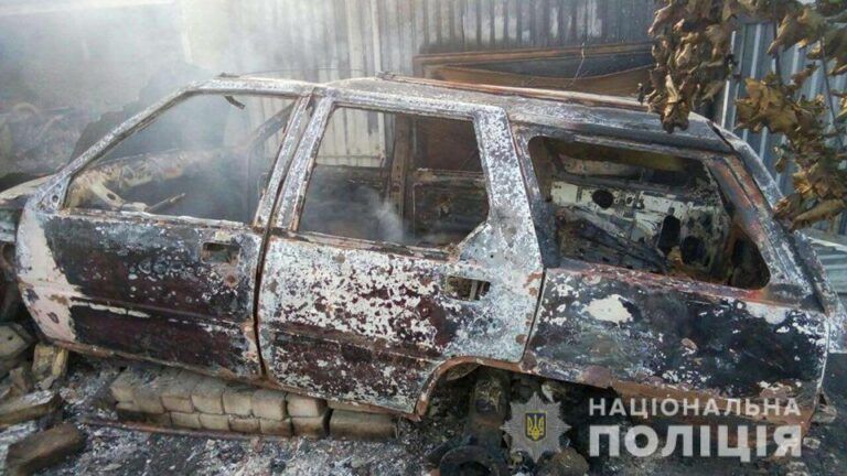 Под Киевом мужчина, сжигая траву, уничтожил три дома и пять автомобилей
