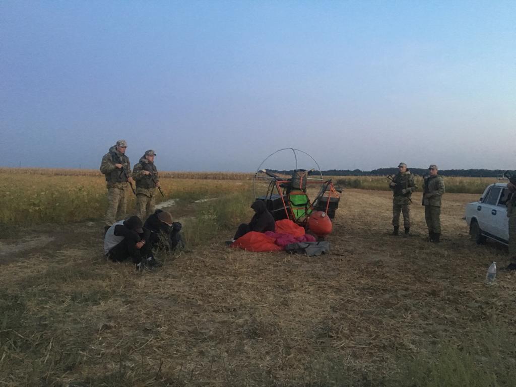 "Винахідники" мотодельтапланом переправляли сигарети в Румунію