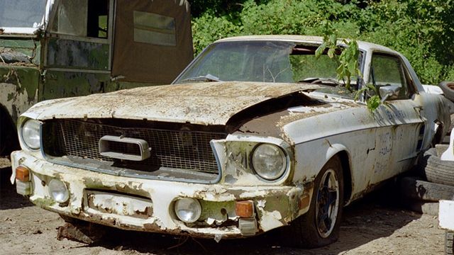 600 покинутих автомобілів: чому кияни залишають старі машини посеред міста