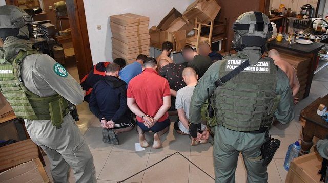 Створили підпільний цех: у Польщі затримали 26 українців