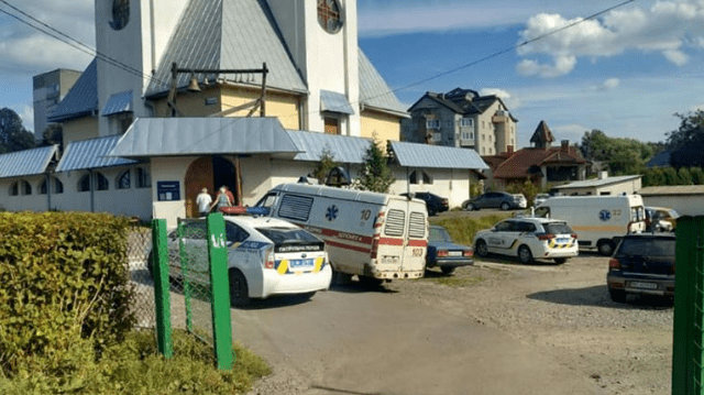 У львівській церкві дівчинка намагалася порізати собі вени