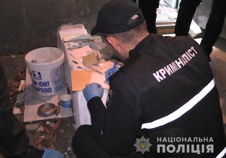 У Києві в під'їзді будинку зарізали жінку