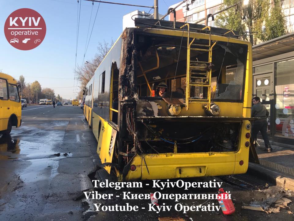 У Києві на ходу загорівся тролейбус з пасажирами