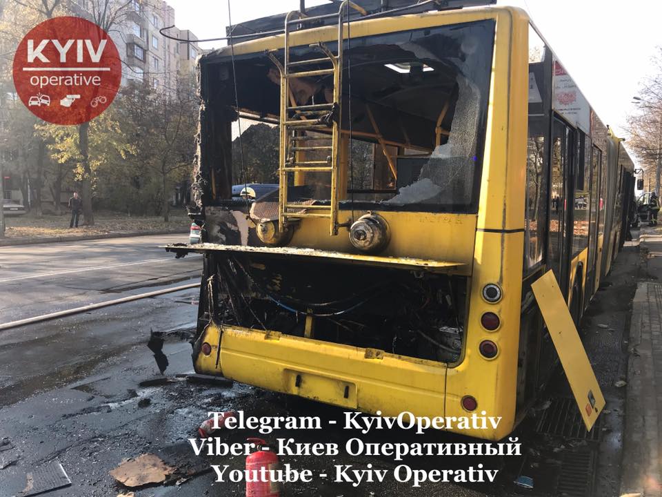У Києві на ходу загорівся тролейбус з пасажирами У Києві на ходу загорівся тролейбус з пасажирами