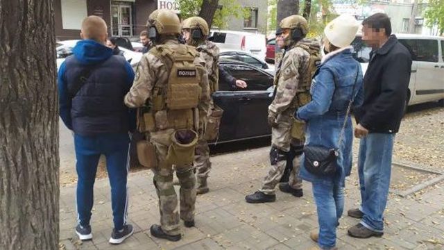 Тероризували два райони: на Дніпропетровщині затримали рейдерів