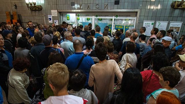 Из-за отказа от жетонов на некоторых станциях киевского метро начался хаос