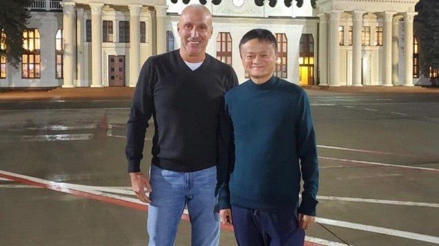 Джек Ма прилетел в Харьков и встретился со студентами