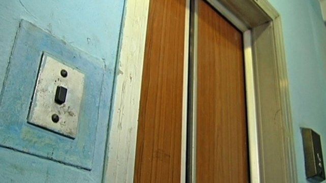 В Луцке массово останавливают лифты: пенсионеры и инвалиды не могут выйти на улицу