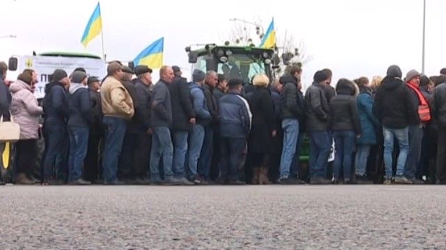 Крупнейшие автомагистрали Украины перекрыли из-за открытия рынка земли
