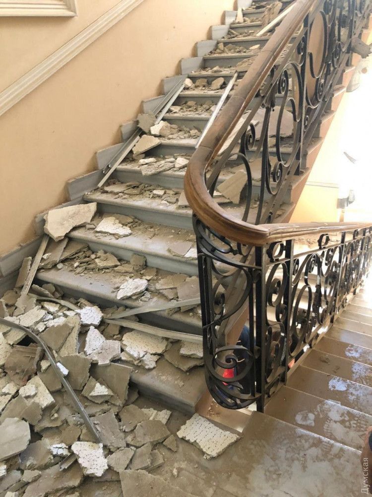 Фото: Думская В Одесі в будівлі поліції обвалилася стеля