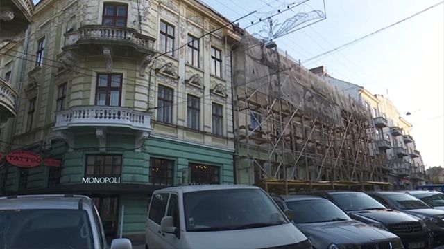 У Чернівцях жителі триповерхівки можуть зустріти зиму без даху над головою