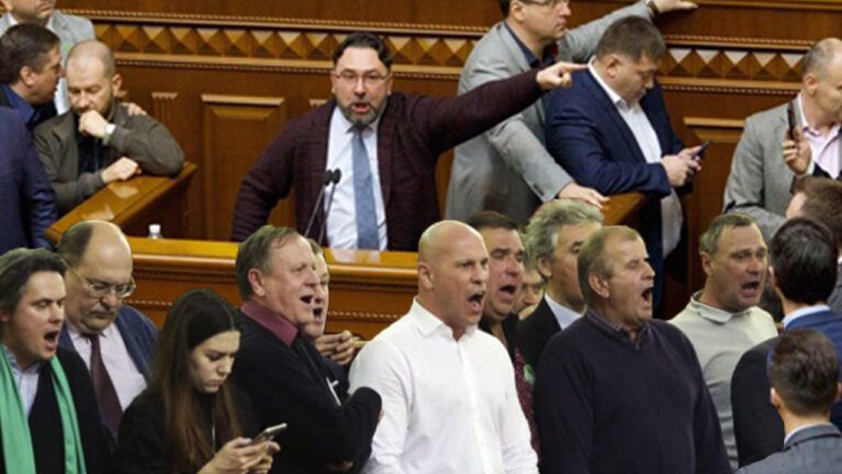 С блокированием трибуны и криками. Как Рада голосовала за открытие рынка земли