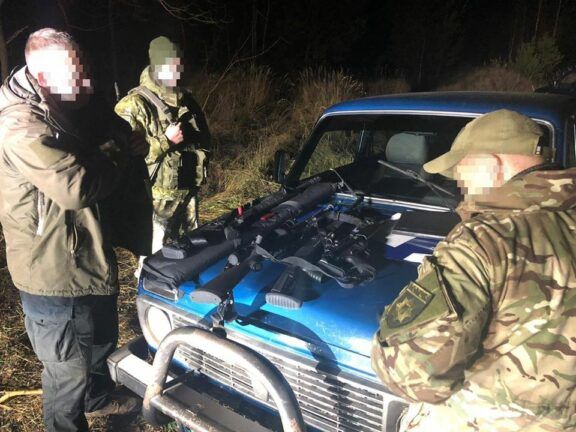 У Чорнобильській зоні затримали дві автівки зі зброєю
