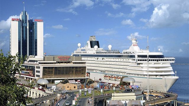 Візитівка міста розвалюється на очах. Чому восьмий рік не працює готель Одеса