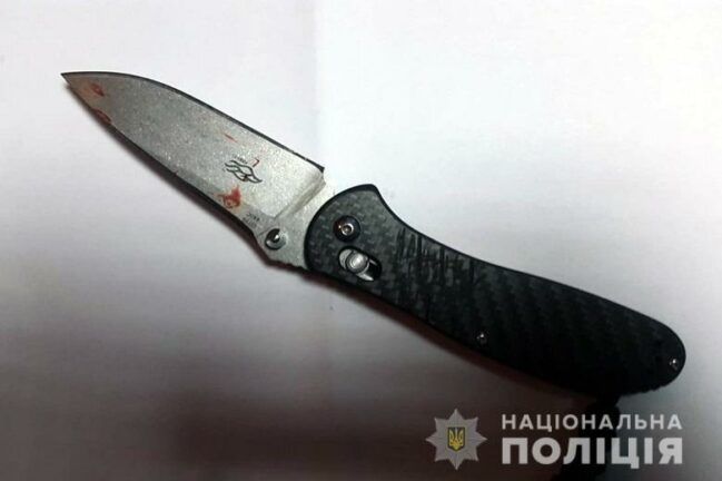 Біля метро у Києві пассажира вдарили ножем