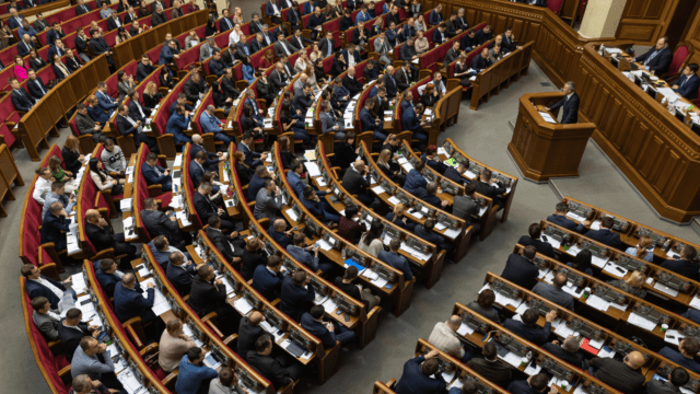 Евгений Брагар предлагает оплатить коммуналку за счет собаки: реакция политиков