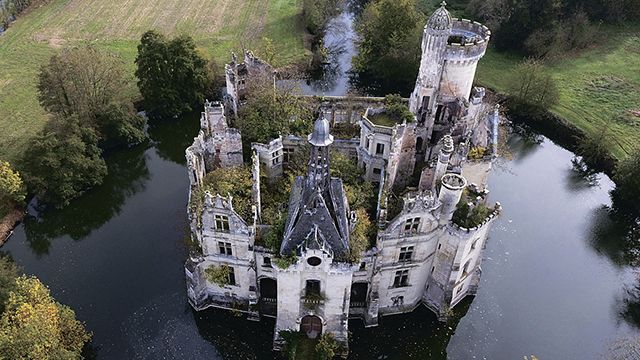 Скинулись и купили. Во Франции пенсионеры приобрели замок Мот-Шанденье