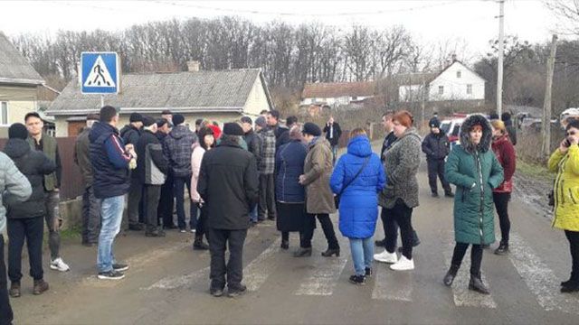 На Буковине жители Черновки перекрыли дорогу с требованием включить их в ОТГ