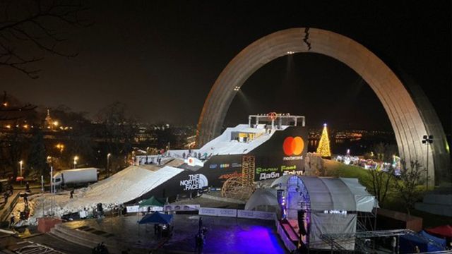 70 райдеров и 240 т снега с Карпат. В Киеве стартовал Дабл Трипл Snow Fest