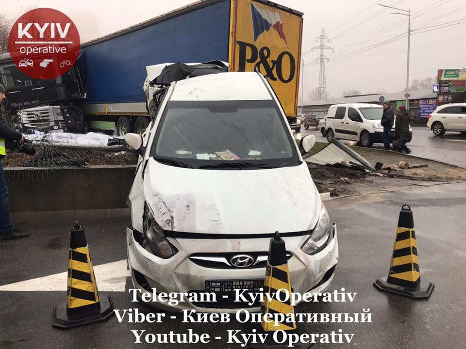 На АЗС у Києві фура знесла авто