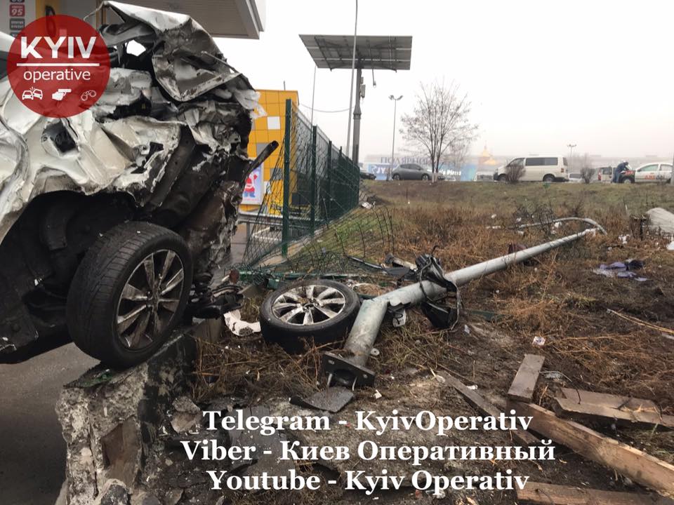 На АЗС у Києві фура знесла авто
