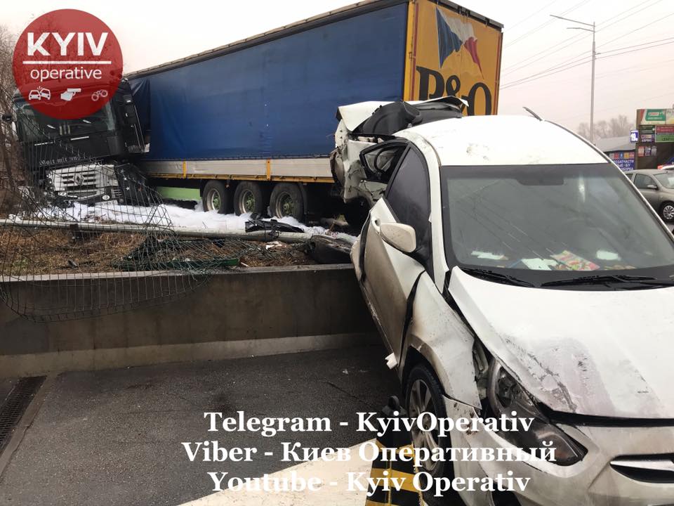 На АЗС у Києві фура знесла авто