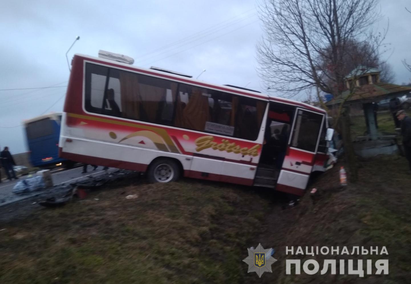 На Волині у ДТП з рейсовим автобусом постраждали вісім осіб