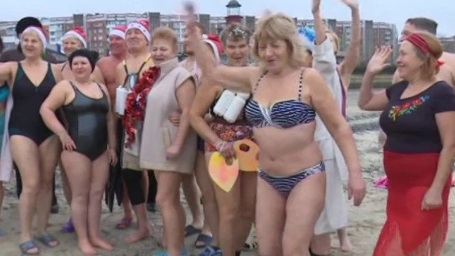 Вода в Дніпрі, мов парне молоко: як у Черкасах проходить святкове моржування