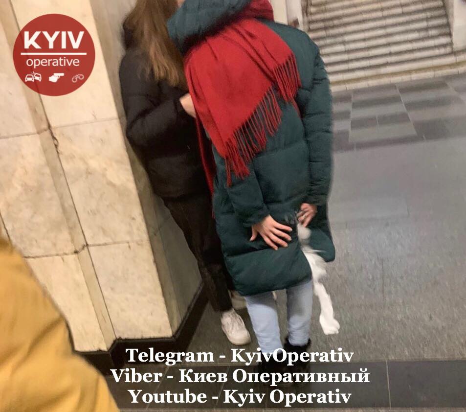 у метро Києва дівчину ледь не затягло в ескалатор