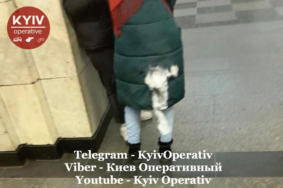 у метро Києва дівчину ледь не затягло в ескалатор