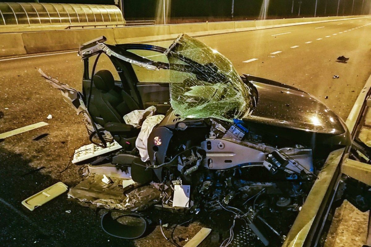 Розірвало навпіл: на виїзді з Києва авто влетіло у відбійник