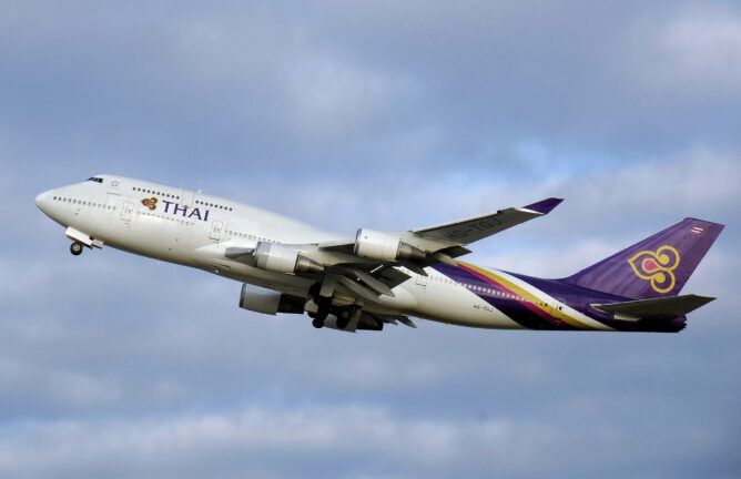 На борту Thai Airways умерли два пассажира